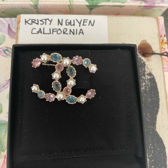 2021 multicolored CC brooch - Picture 2 of 7